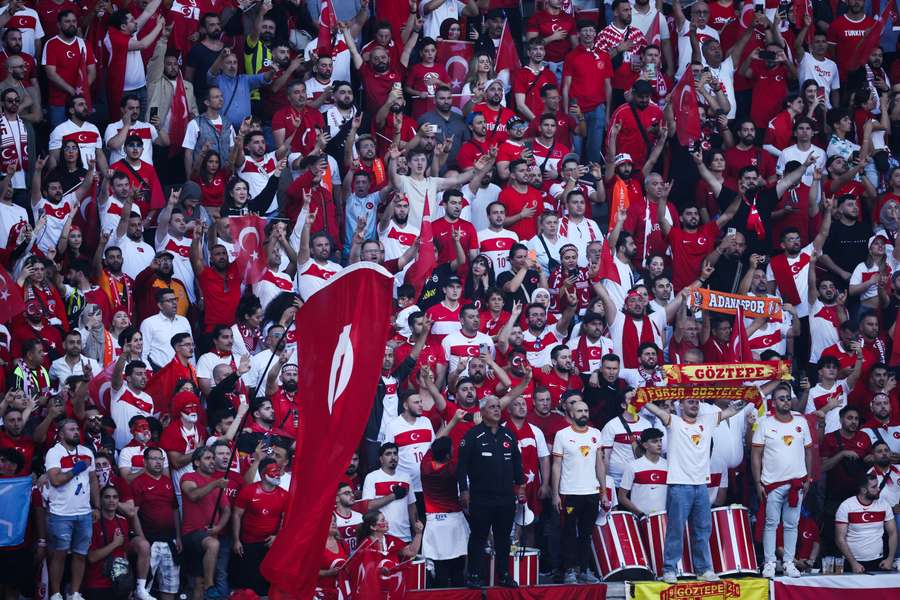 Zahlreiche Türkei-Fans zeigen den Wolfsgruß im Stadion.