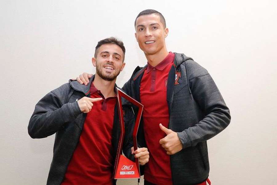 Bernardo Silva com Cristiano Ronaldo, dois dos titulares de Portugal para o Mundial-2022