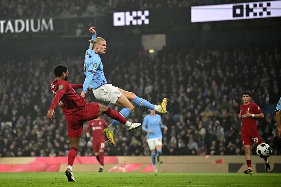 Der var ild i kampen både på grønsvær og tribuner. da Manchester City og Liverpool spillede i Carabao Cuppen. City tog en 3-2 sejr.