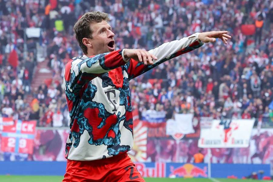 Thomas Müller perante os adeptos que viajaram com ele para Leipzig