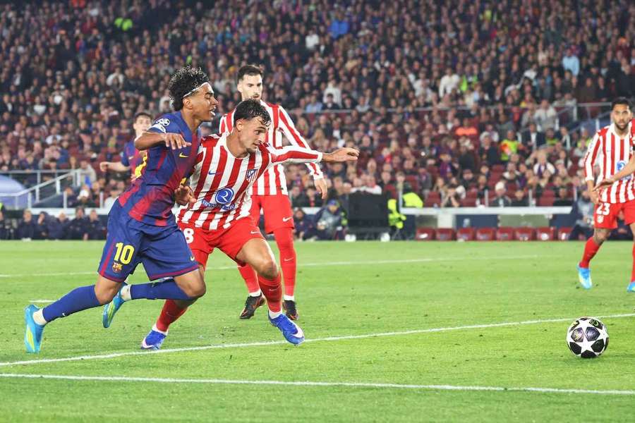 Marc Pubill ostacola Lamine Yamal durante la gara d'andata dei quarti di finale di Champions League Marc Pubill ostacola Lamine Yamal durante la gara d'andata dei quarti di finale di Champions League