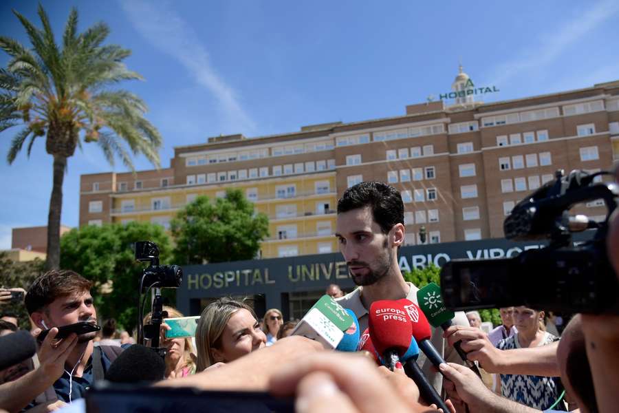 Sergio Rico wurde bei seiner Entlassung in Sevilla von Reportern umzingelt.