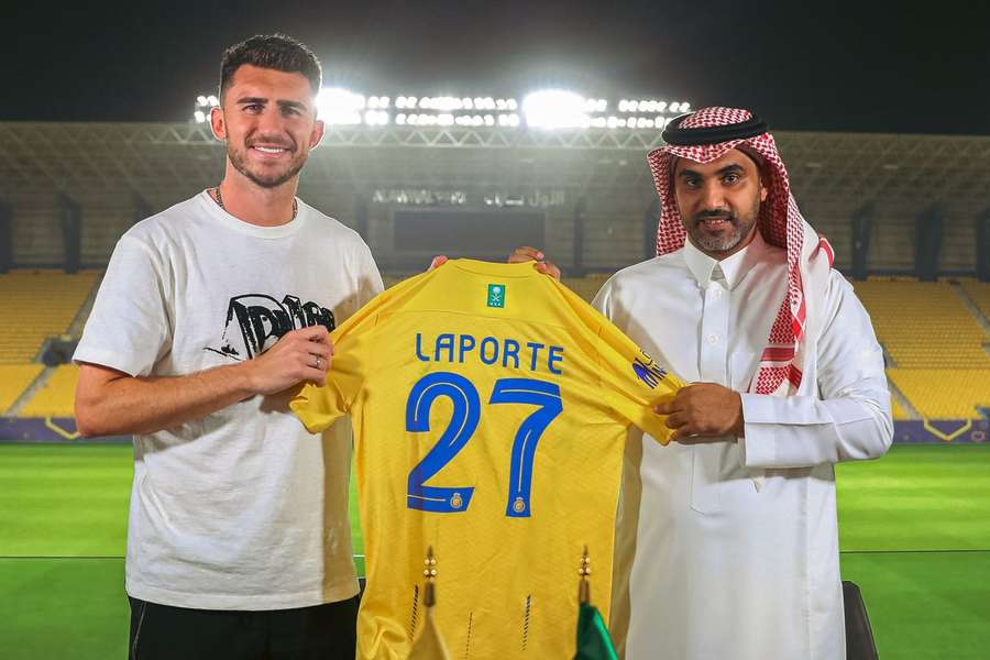 Laporte apresentado no Al-Nassr, com o número 27 na camisola