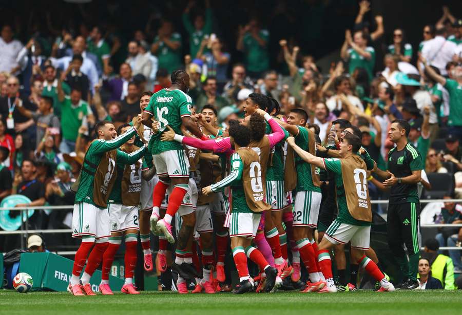 Mexická radosť z prvého gólu šampionátu. Mexická radosť z prvého gólu šampionátu.