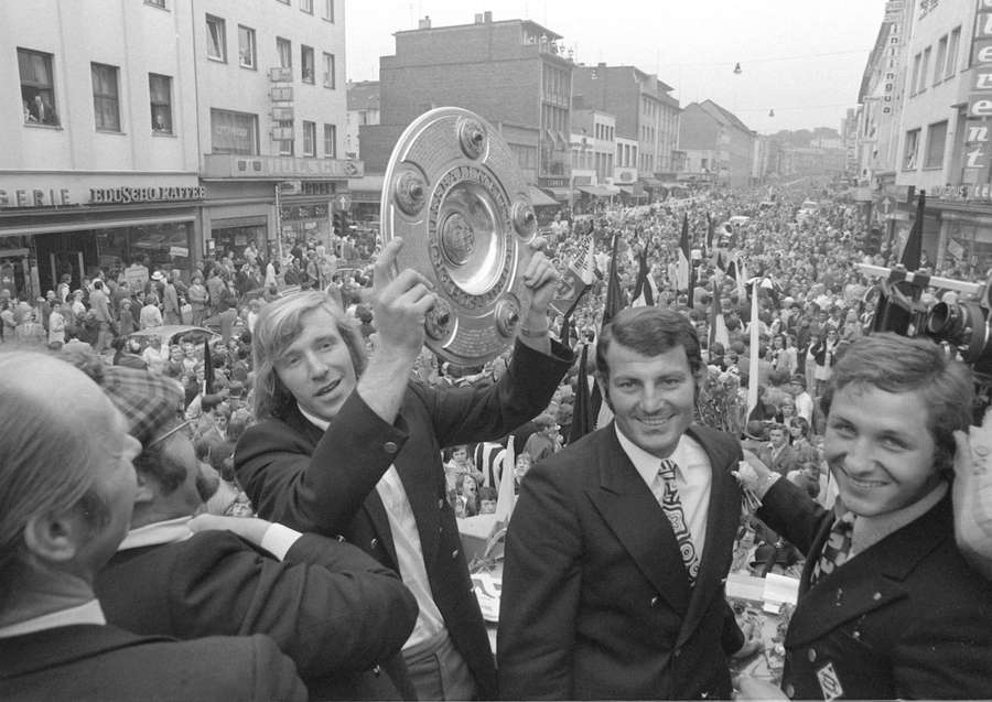 Gladbach-Legende Günter Netzer mit der Meisterschale Gladbach-Legende Günter Netzer mit der Meisterschale