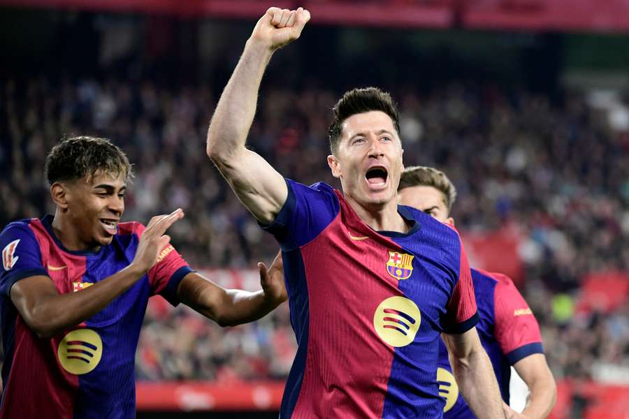 Lewandowski (m.), Yamal (l.) und der FC Barcelona jubeln in Sevilla