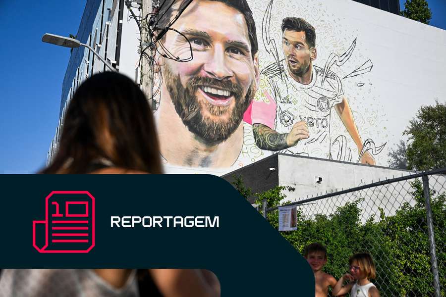 Uma mulher tira uma foto dos seus filhos em frente a um mural gigante de Lionel Messi em Wynwood
