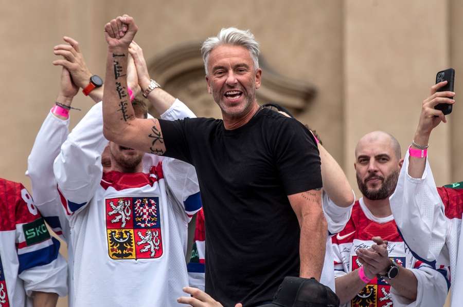 Petr Nedvěd během oslav posledního zlata české hokejové reprezentace.