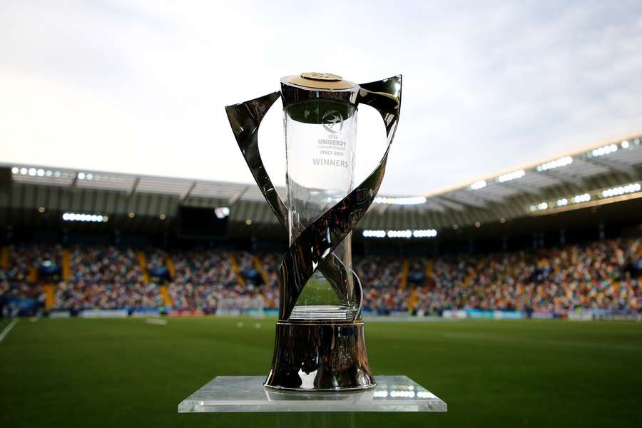 Trofeul acordat câștigătoarei Euro U21