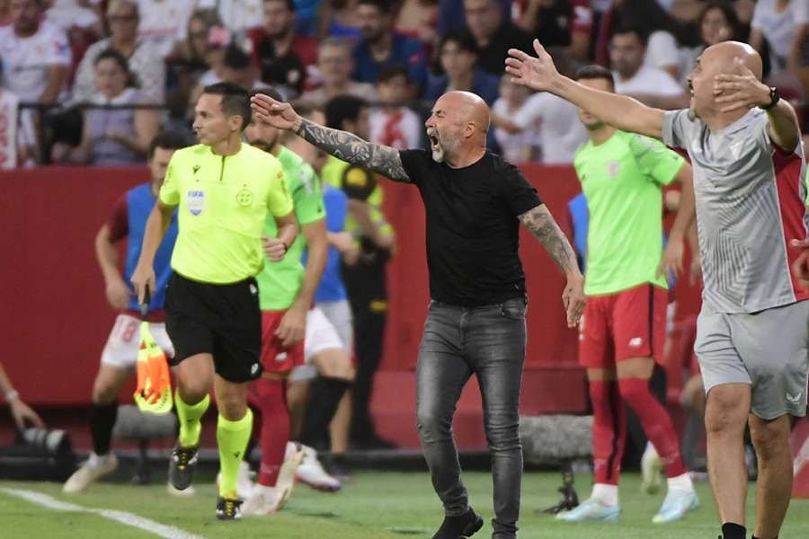 Jorge Sampaoli na lavičce andaluského celku dlouho nevydržel.