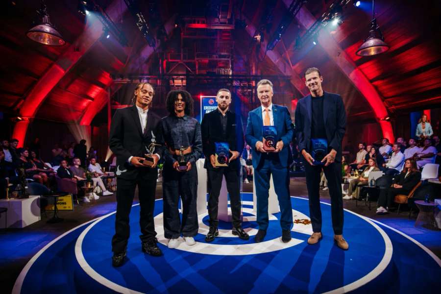 De winnaars Xavi Simons, Esmee Brugts, Orkun Kokcu, Louis van Gaal (Ouvre Award), Michiel Kramer (doelpunt van het jaar)