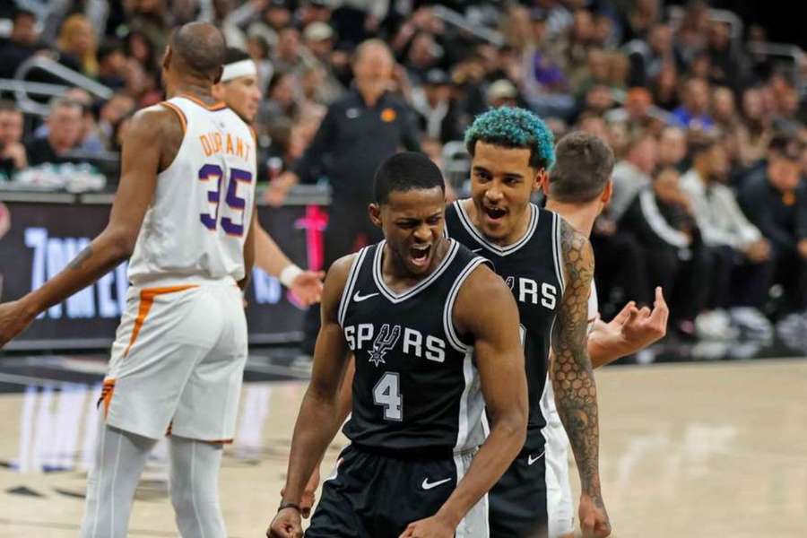 San Antonio Spurs już bez Wembanyamy pokonali Phoenix Suns. Dobry mecz i 12 punktów Sochana