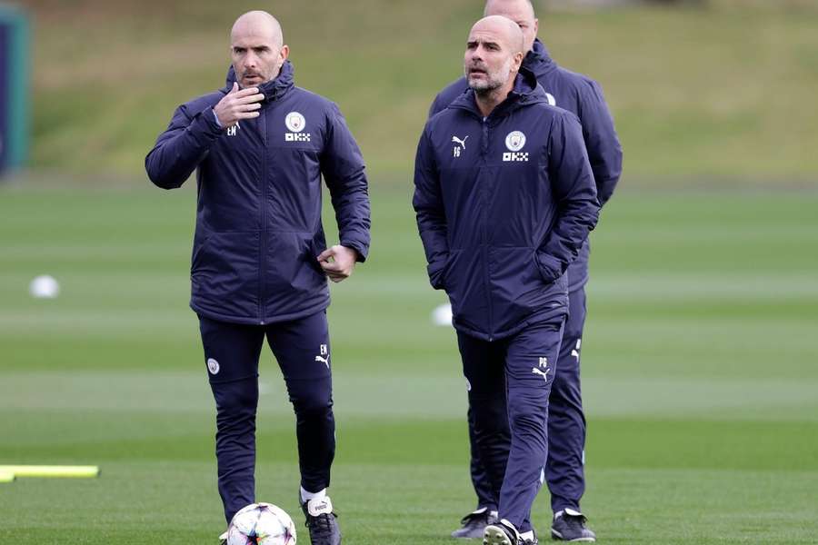 Enzo Maresca (stânga) și Pep Guardiola la un antrenament al lui Manchester City