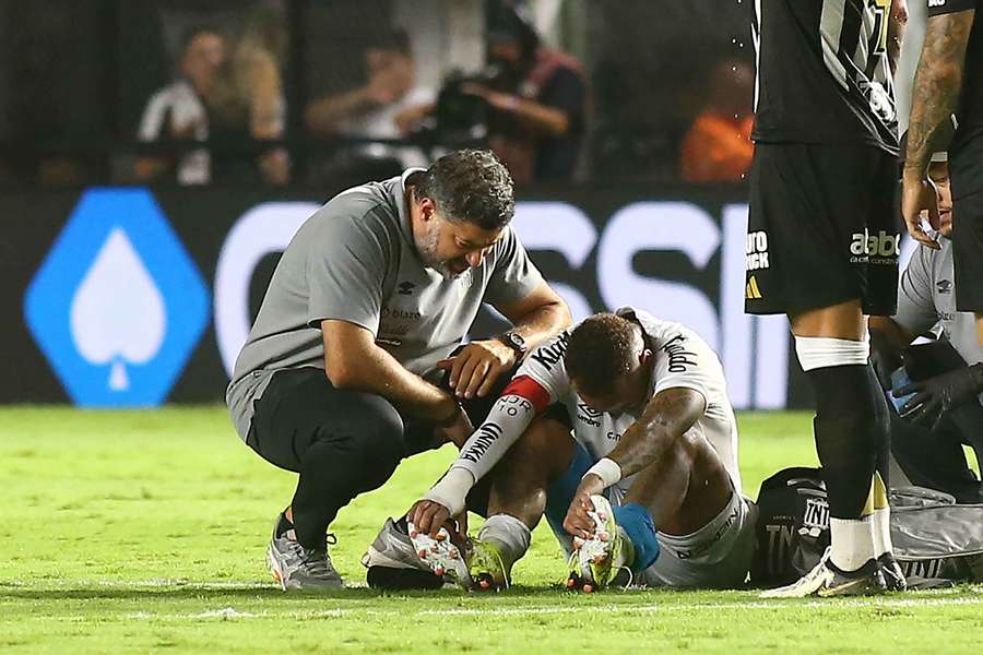 Neymar teve de sair ainda no primeiro tempo