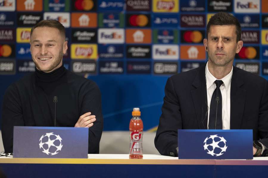 Koopmeiners y Motta en la rueda de prensa