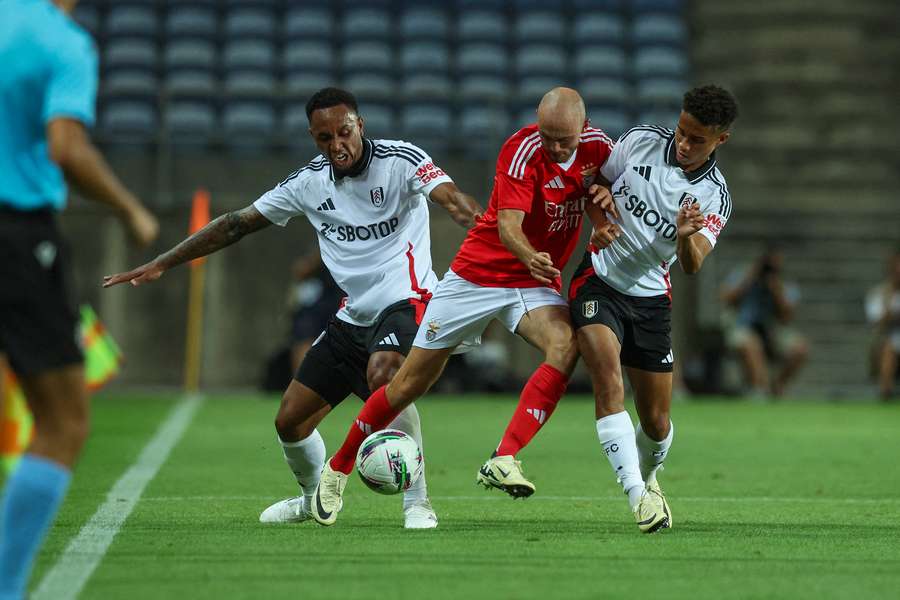 Aursnes entre Kenny Tete e Joshua King 