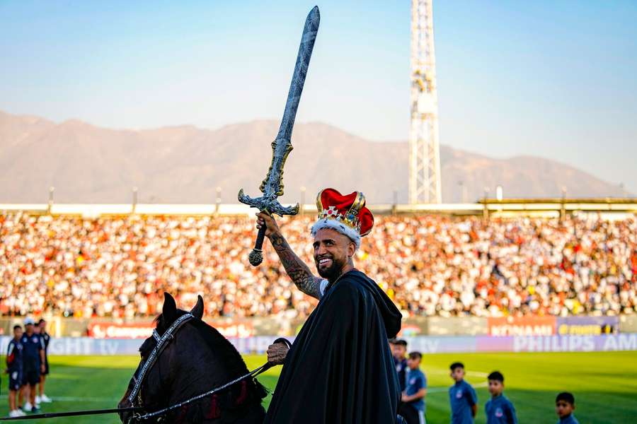 A cavalo, com uma enorme coroa na cabeça e uma espada na mão, Arturo Vidal foi apresentado no Colo Colo