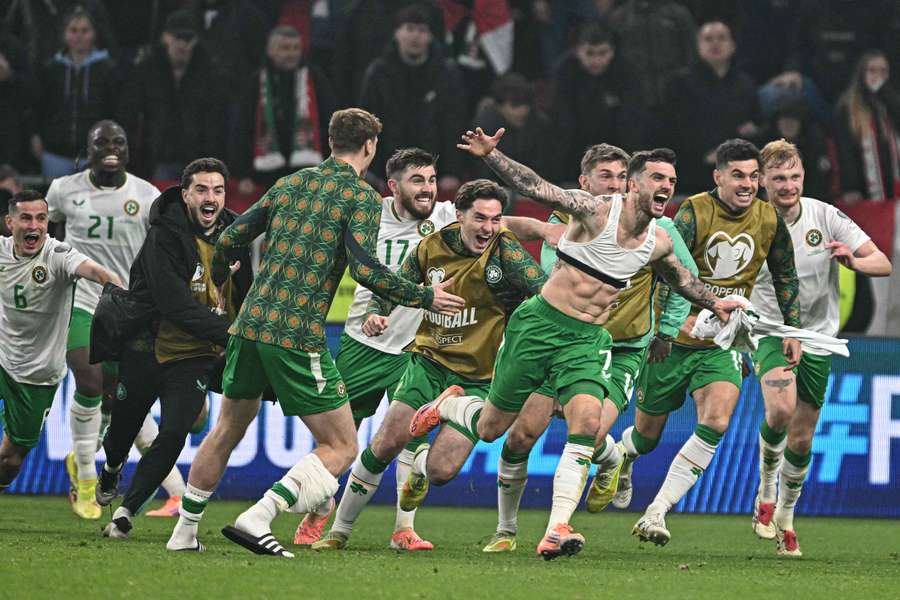 Írsky hrdina Troy Parrott oslavuje hetrik a postup. Írsky hrdina Troy Parrott oslavuje hetrik a postup.