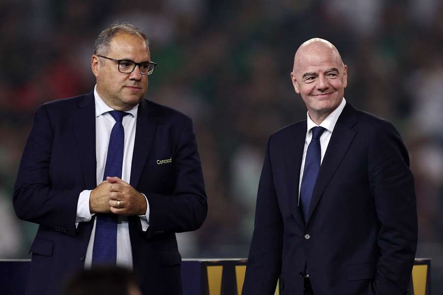 Prezydent CONCACAF Victor Montagliani (po lewej) i prezes FIFA Gianni Infantino obserwują ceremonię wręczenia trofeum Złotego Pucharu CONCACAF 2025. Prezydent CONCACAF Victor Montagliani (po lewej) i prezes FIFA Gianni Infantino obserwują ceremonię wręczenia trofeum Złotego Pucharu CONCACAF 2025.