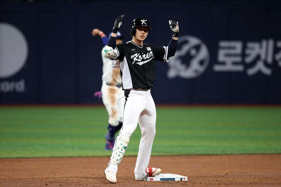 Kim Hye-seong joins the LA Dodgers on a three-year deal.