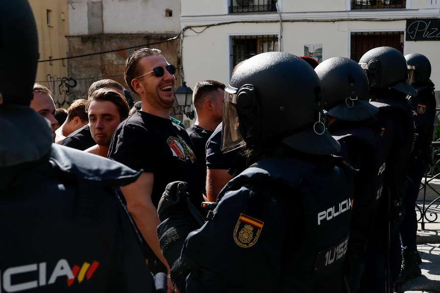 Feyenoord-fans en Spaanse politie voorafgaand aan Atlético-Feyenoord