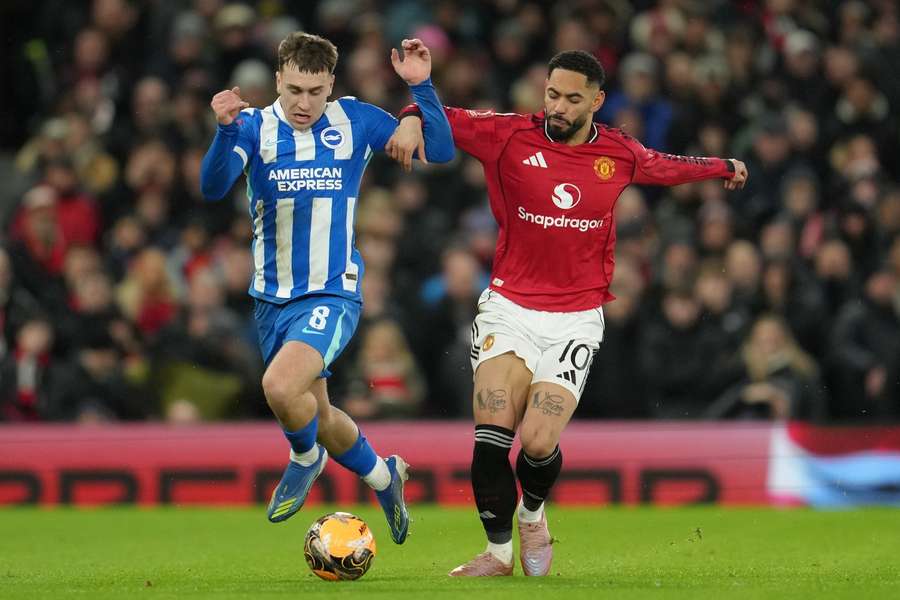 Brajan Gruda im Zweikampf mit Matheus Cunha. Brajan Gruda im Zweikampf mit Matheus Cunha.