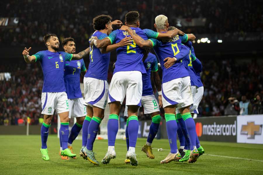 Em último teste antes da Copa, Brasil goleia a Tunísia em Paris