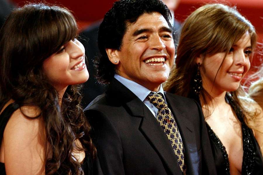 Diego Maradona met zijn dochters Giannina (links) en Dalma (rechts)