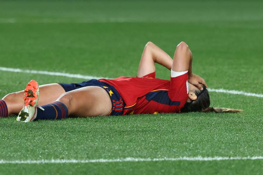 Alba Redondo se lamenta por fallar una clara ocasión de gol.