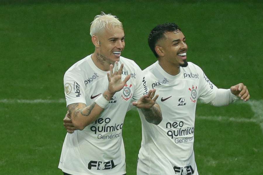 Róger Guedes comemora gol que abriu o placar para o Corinthians