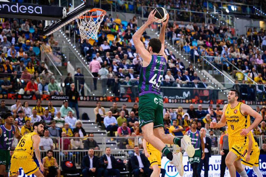David Kravish hace un mate ante el La Laguna Tenerife 