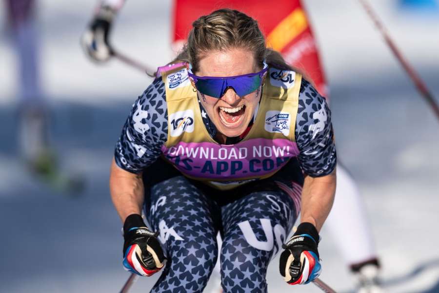 Jessie Diggins bei der Zieleinfahrt.