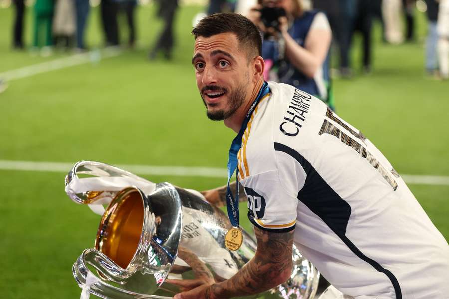 Joselu lifts the trophy after the UEFA Champions League Final between Borussia Dortmund and Real Madrid