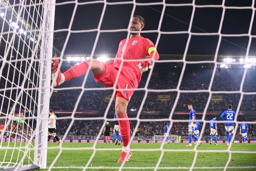 Donnarumma si sfoga contro il palo dopo il 2-0 concesso a Musiala