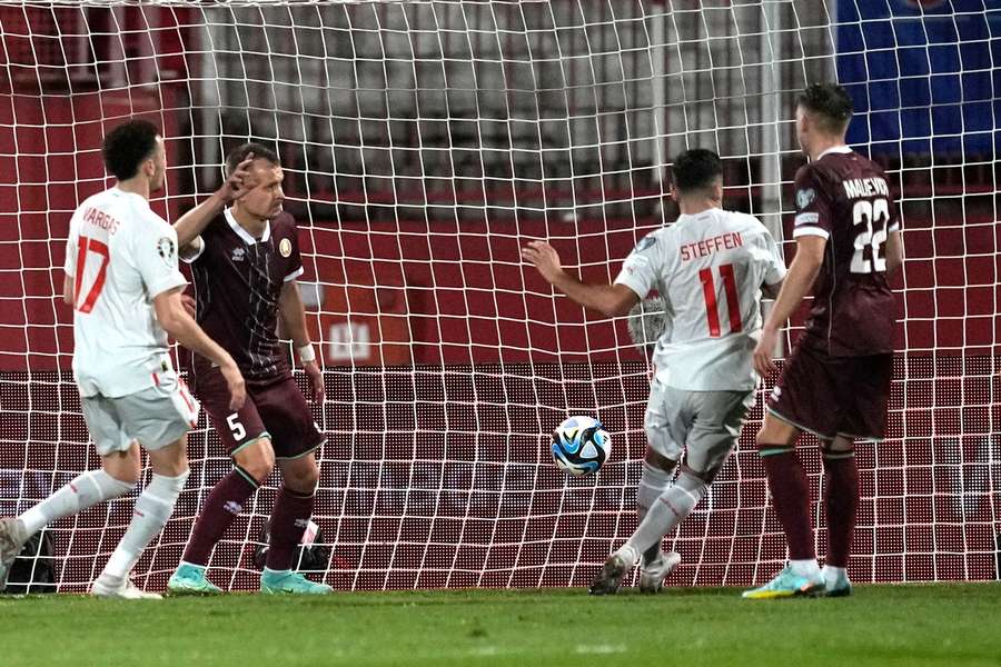 Der Schweizer Steffen bei seinem dritten Treffer gegen Belarus
