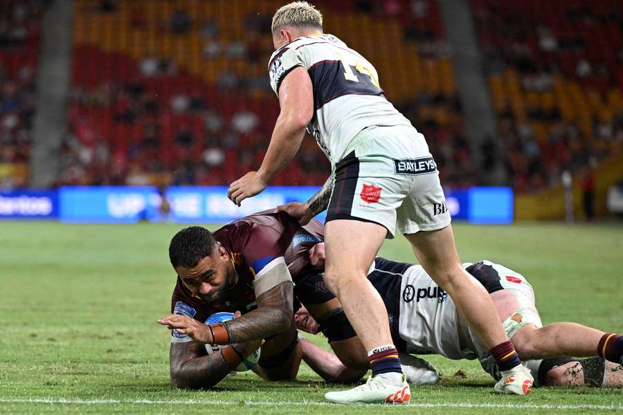 Lukhan Salakaia-Loto throws himself down to score against the Highlanders.