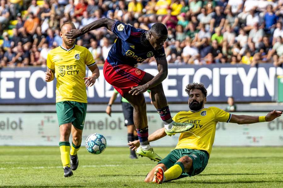 Ajax' Brian Brobbey in actie tijdens de vorige wedstrijd in Sittard op 6 augustus 2022