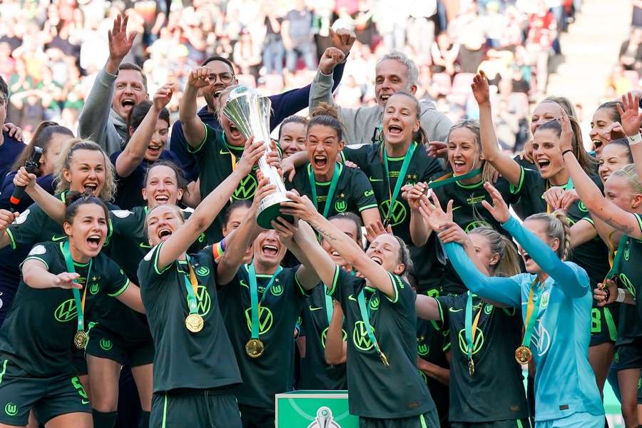 Der VfL Wolfsburg hatte im vergangenen Sommer den Pokal geholt, ab der kommenden Spielzeit wären sie damit im Supercup dabei.