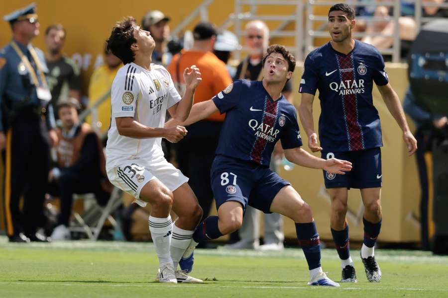 Joao Neves, în duel cu Gonzalo Garcia, în timpul partidei PSG - Real Madrid de la Cupa Mondială a Cluburilor 2025 Joao Neves, în duel cu Gonzalo Garcia, în timpul partidei PSG - Real Madrid de la Cupa Mondială a Cluburilor 2025