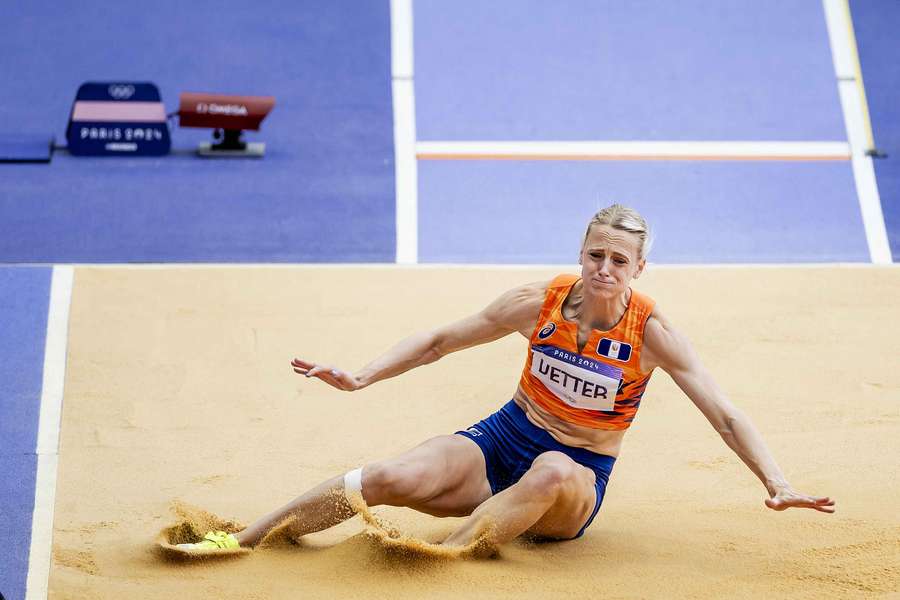 Anouk Vetter in actie op het onderdeel verspringen van de zevenkamp