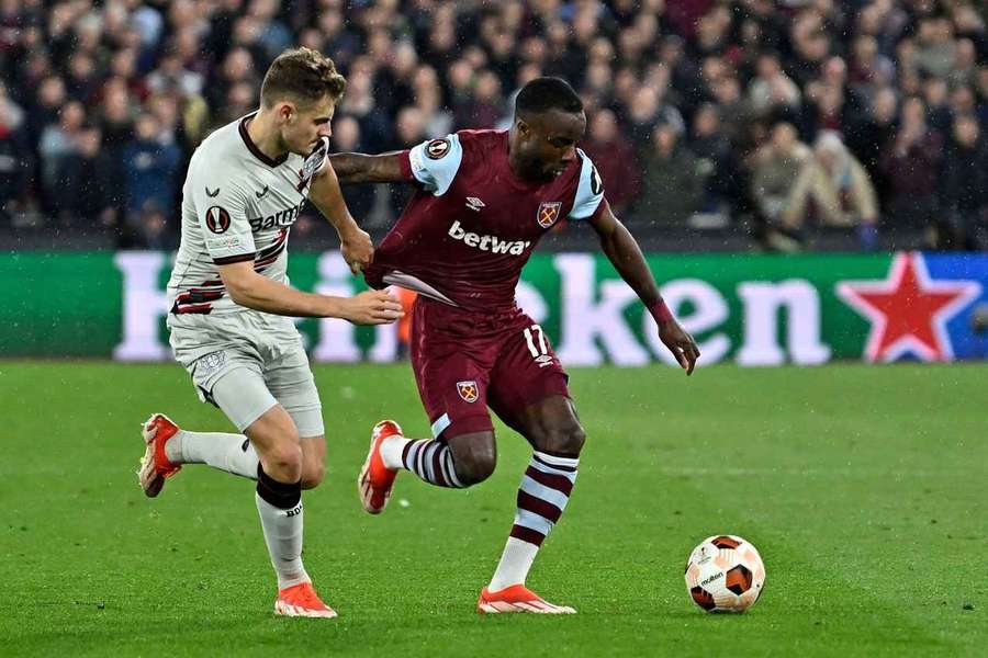Maxwel Cornet (dreapta)