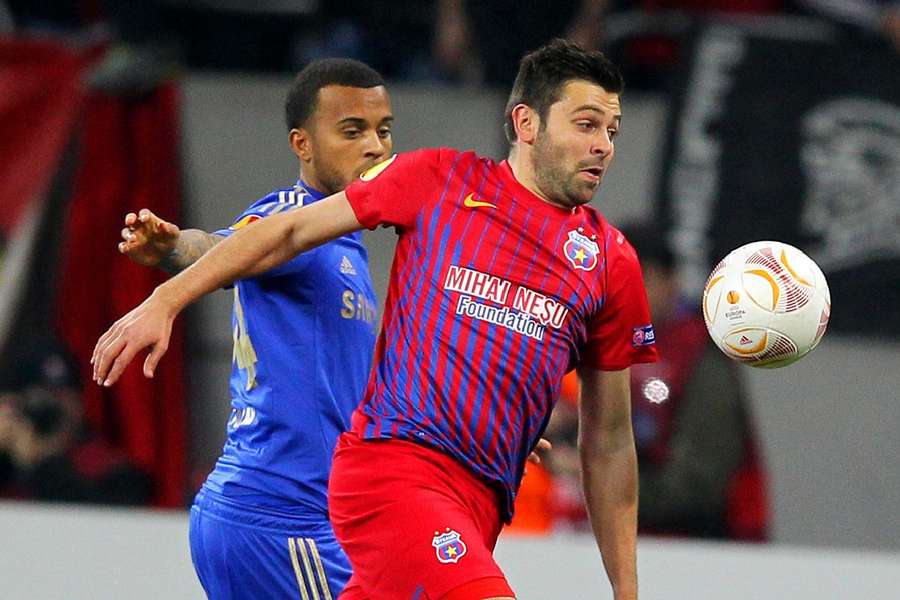 Raul Rusescu, în duel cu Ryan Bertrand, în FCSB - Chelsea din grupele Europa League, anul 2013