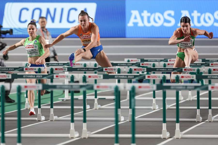 Sloveense Joni Tomicic Prezelj, Nadine Visser en Hongaarse Greta Kerekes in actie op de 60 meter horden zaterdag 4 maart