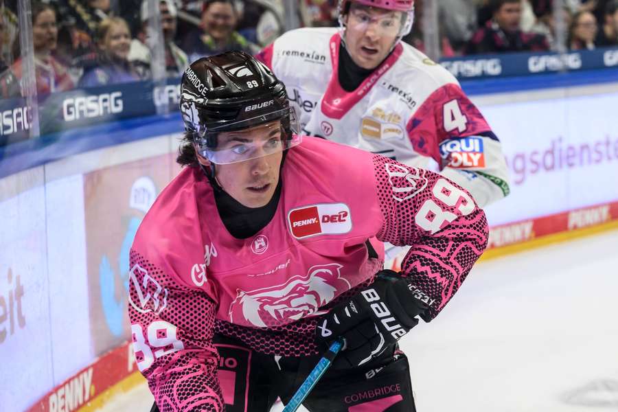 Die Eisbären klettern an die Tabellenspitze. Die Eisbären klettern an die Tabellenspitze.