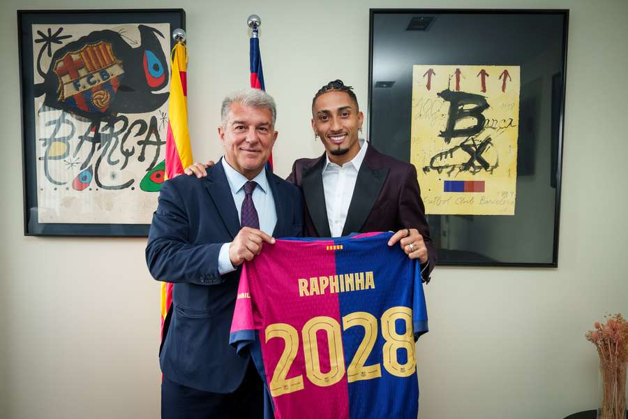 Raphinha, con Joan Laporta tras firmar su renovación