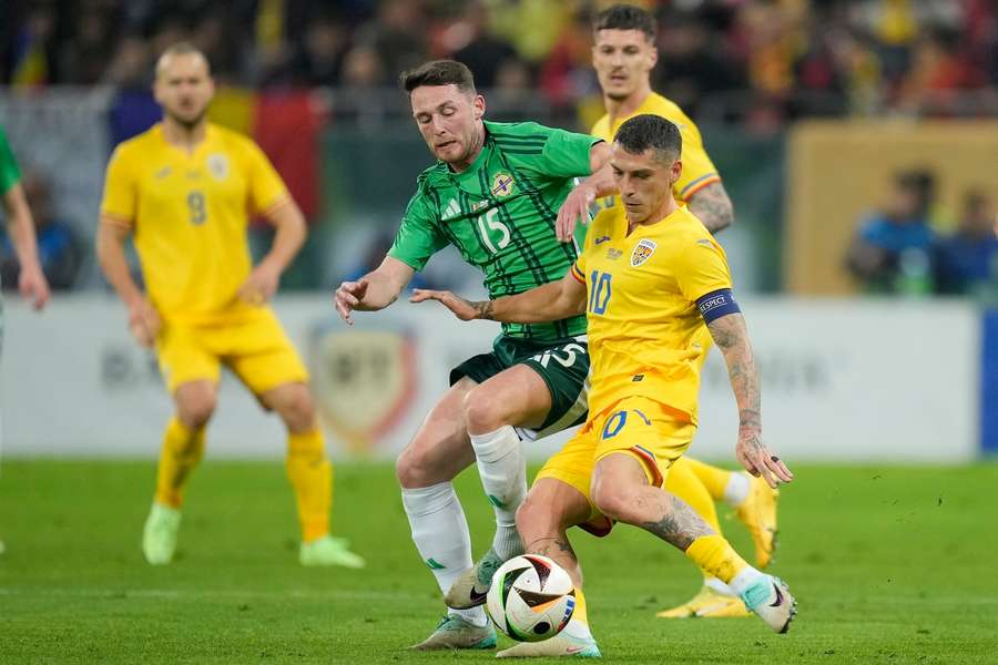 Nicolae Stanciu în acțiune în meciul cu Irlanda de Nord