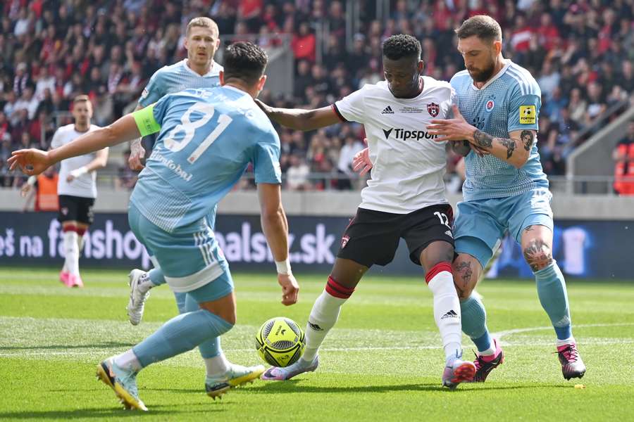 Taiwo počas duelu so Slovanom v pohárovom finále. Taiwo počas duelu so Slovanom v pohárovom finále.