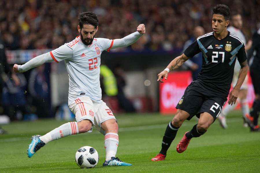 Isco et Maximiliano Meza lors du match amical entre l’Espagne et l’Argentine, le 27 mars 2018 à Madrid.