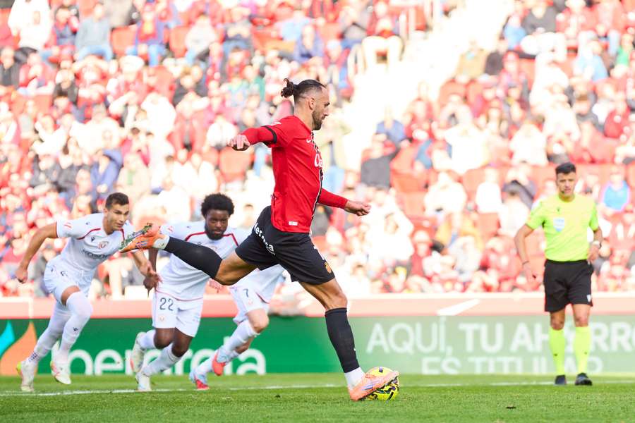 Muriqi ejecuta el penalti