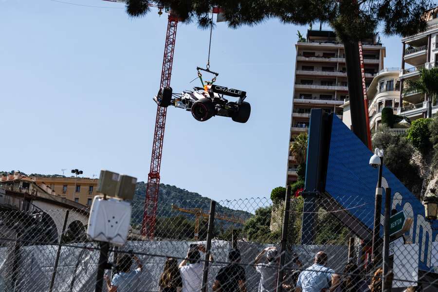 De Red Bull van Pérez hangt hoog in de lucht